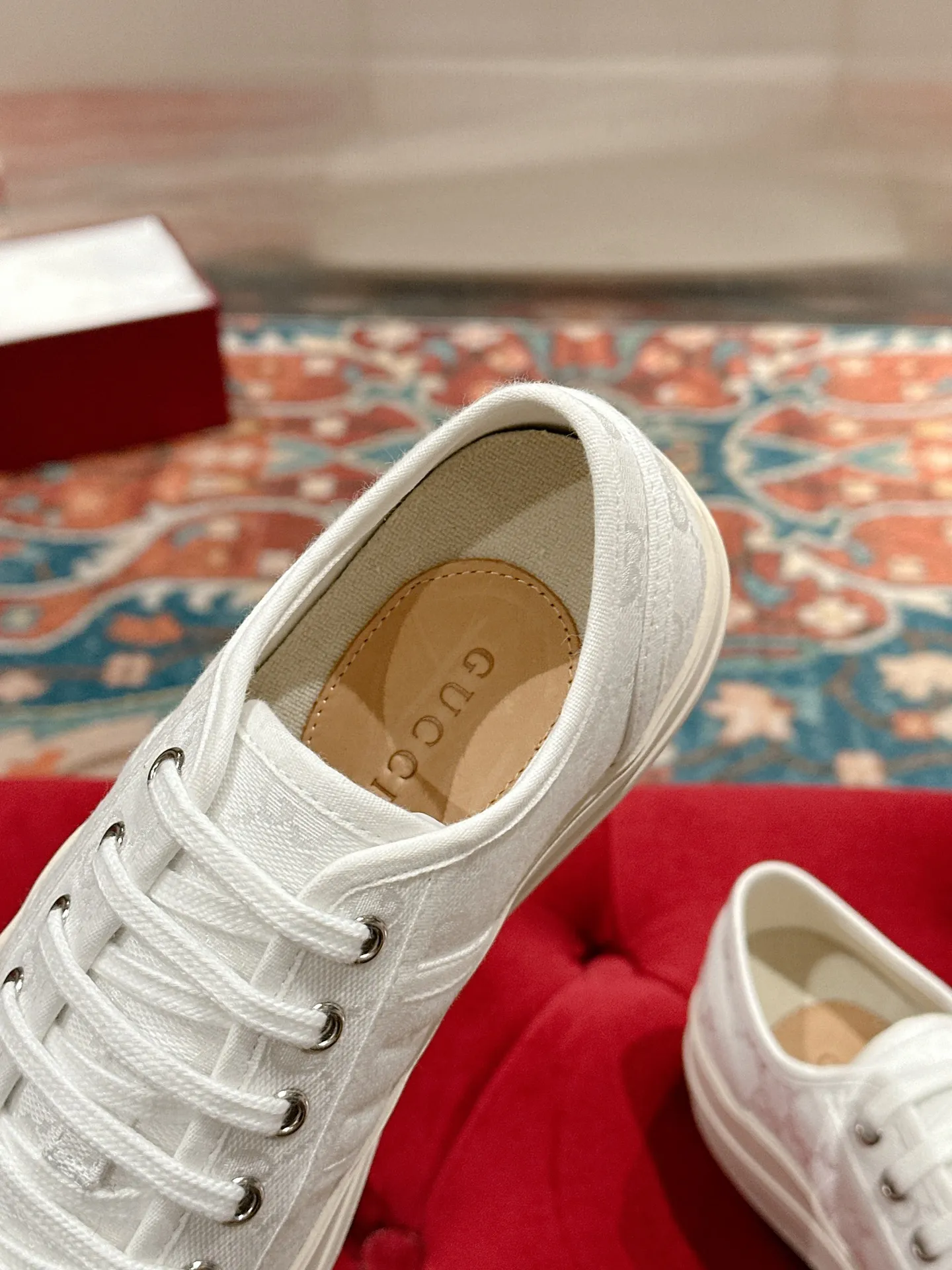 👟👟Ex-factory price 520👟👟 Women's models are new🆕 Arrival Gucci tennis 1977 classic Loft series canvas shoes... 2025 hot recommended model, G+1977×Disney cooperation series... GG canvas is made of finished products and incorporates brand elements. The retro style is rich, the classics and feelings are perfect for recall! Each color fabric developed by the original version is customized by the original version, and we pursue the ultimate in large-scale products! Market-level top version ⚠ Fabric: Customized GG cloth electric embroidery/5D washed distressed canvas Lining: Customized terry cloth lining (the feet are fitted and cannot be disassembled) Outsole: Original molded TPU two-color outsole Size: 35-40 (41 customized)